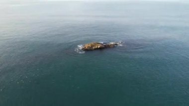 İngiltere 'nin İngiliz Okyanusu, Güzel Turist Çekim Sahili ve Okyanus Turu Görüntüsü İnsansız Hava Aracı Kamerasıyla 9 Eylül 2023 tarihinde yakalandı.