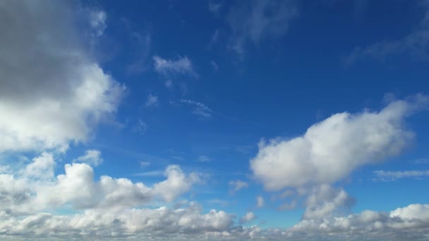 超越英国上空戏剧性的快速移动的云彩 — 图库视频影像