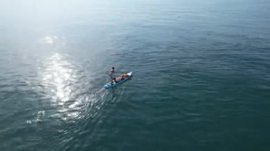 İngiltere 'nin İngiliz Okyanusu, Güzel Turist Çekim Sahili ve Okyanus Turu Görüntüsü İnsansız Hava Aracı Kamerasıyla 9 Eylül 2023 tarihinde yakalandı.