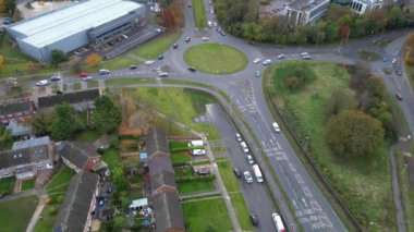İngiltere 'nin Houghton Regis kasabasındaki High Angle Road and Traraffic. 17 Kasım 2023