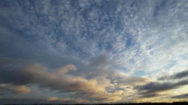 Luton City, İngiltere 'de En Güzel ve Dramatik Bulutların Yüksek Açı Manzarası. 22 Aralık 2023