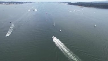 İngiltere 'nin Okyanus Poole Şehri ve Plajın Hava Hızlandırılmış Görüntüleri. Büyük Britanya 'nın En Güzel İngiliz Turist Çekimi. 9 Eylül 2023