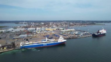 İngiltere 'nin Okyanus Poole Şehri ve Plajın Hava Hızlandırılmış Görüntüleri. Büyük Britanya 'nın En Güzel İngiliz Turist Çekimi. 9 Eylül 2023