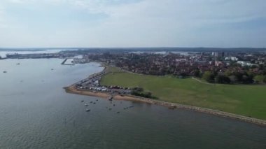 İngiltere 'nin Okyanus Poole Şehri ve Plajın Hava Hızlandırılmış Görüntüleri. Büyük Britanya 'nın En Güzel İngiliz Turist Çekimi. 9 Eylül 2023