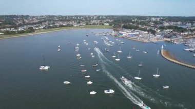 İngiltere 'nin Okyanus Poole Şehri ve Plajın Hava Hızlandırılmış Görüntüleri. Büyük Britanya 'nın En Güzel İngiliz Turist Çekimi. 9 Eylül 2023