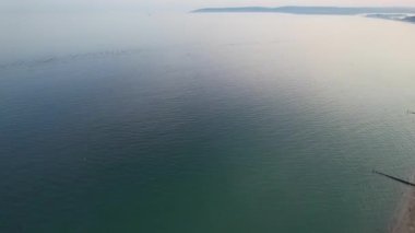 İngiltere 'nin Bournemouth Sahili ve Sea view City of England İngiltere' nin İngiliz Turist Cazibesi 'nin Hava Hızlandırılmış Görüntüsü. Yüksek Açılı Görüntü İHA 'nın Kamerasıyla 9 Eylül 2023' te Sıcak Hava ve Günbatımında.