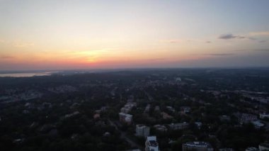 İngiltere 'nin Bournemouth Sahili ve Sea view City of England İngiltere' nin İngiliz Turist Cazibesi 'nin Hava Hızlandırılmış Görüntüsü. Yüksek Açılı Görüntü İHA 'nın Kamerasıyla 9 Eylül 2023' te Sıcak Hava ve Günbatımında.