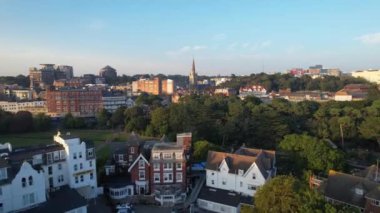 İngiltere 'nin Bournemouth Sahili ve Sea view City of England İngiltere' nin İngiliz Turist Cazibesi 'nin Hava Hızlandırılmış Görüntüsü. Yüksek Açılı Görüntü İHA 'nın Kamerasıyla 9 Eylül 2023' te Sıcak Hava ve Günbatımında.