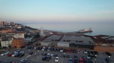 İngiltere 'nin Bournemouth Sahili ve Sea view City of England İngiltere' nin İngiliz Turist Cazibesi 'nin Hava Hızlandırılmış Görüntüsü. Yüksek Açılı Görüntü İHA 'nın Kamerasıyla 9 Eylül 2023' te Sıcak Hava ve Günbatımında.