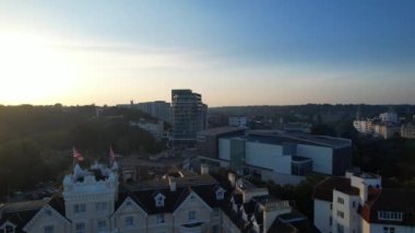 İngiltere 'nin Bournemouth Sahili ve Sea view City of England İngiltere' nin İngiliz Turist Cazibesi 'nin Hava Hızlandırılmış Görüntüsü. Yüksek Açılı Görüntü İHA 'nın Kamerasıyla 9 Eylül 2023' te Sıcak Hava ve Günbatımında.