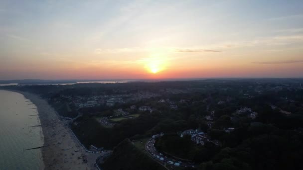 イギリスのボーンマスビーチとシービューシティ イングランド イギリス 9月9日のドローンのカメラで撮影された高角度画像 2023 ホット天気と夕日 — ストック動画