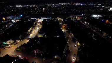 Soğuk ve Rüzgarlı Gece 'de Aydınlanmış İngiliz Şehri