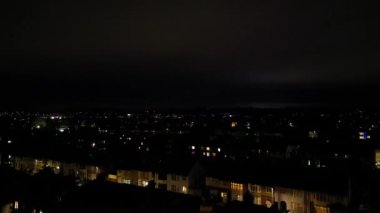 Soğuk ve Rüzgarlı Gece 'de Aydınlanmış İngiliz Şehri