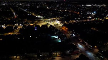 Soğuk ve Rüzgarlı Gece 'de Aydınlanmış İngiliz Şehri