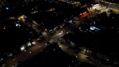 Soğuk ve Rüzgarlı Gece 'de Aydınlanmış İngiliz Şehri