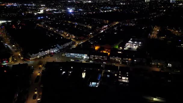 Soğuk Rüzgarlı Gece Aydınlanmış Ngiliz Şehri — Stok video