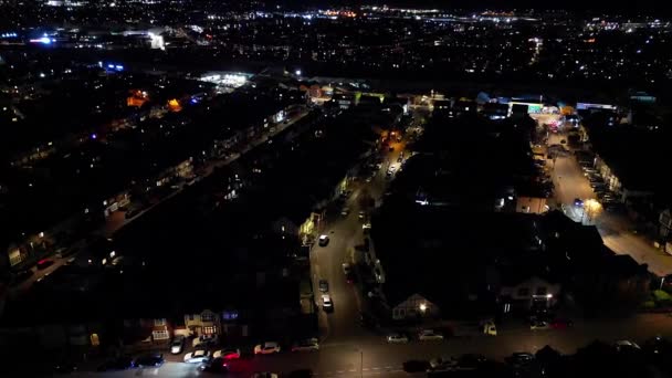 Soğuk Rüzgarlı Gece Aydınlanmış Ngiliz Şehri — Stok video