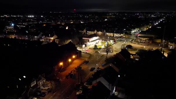 Φωτισμένη Βρετανική Πόλη Κατά Διάρκεια Της Κρύας Και Ανεμοδαρμένης Νύχτας — Αρχείο Βίντεο