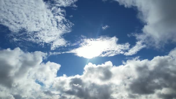 イギリス上空の高速移動冬の雲の最高の映像 — ストック動画