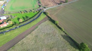 İngiltere 'nin Bedfordshire, İngiltere' deki İngiliz Kırsal Köyü 'nün Hava Hızı Görüntüsü. 30 Ekim 2023