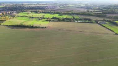 İngiltere 'nin Bedfordshire, İngiltere' deki İngiliz Kırsal Köyü 'nün Hava Hızı Görüntüsü. 30 Ekim 2023