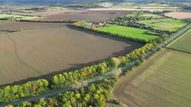 İngiltere 'nin Bedfordshire, İngiltere' deki İngiliz Kırsal Köyü 'nün Hava Hızı Görüntüsü. 30 Ekim 2023