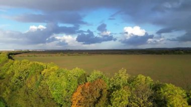 İngiltere 'nin Bedfordshire, İngiltere' deki İngiliz Kırsal Köyü 'nün Hava Hızı Görüntüsü. 30 Ekim 2023
