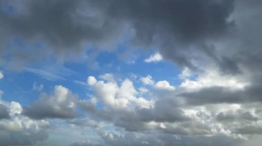 İngiltere üzerinde bulutlar ve gökyüzü