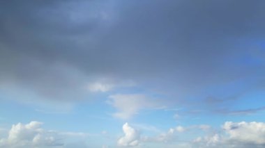 İngiltere üzerinde bulutlar ve gökyüzü