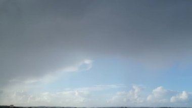 İngiltere üzerinde bulutlar ve gökyüzü