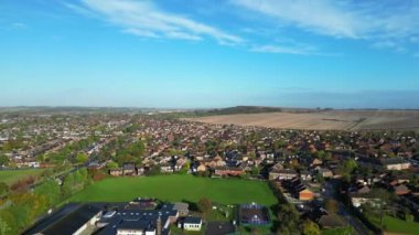 İngiltere 'nin Doğu Luton şehrinin altıncı kolej bölgesinin yüksek açılı görüntüsü. 30 Ekim 2023
