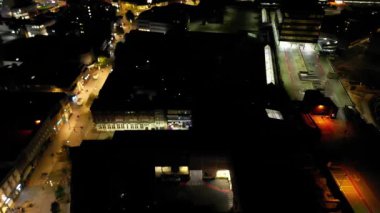 Soğuk Gece sırasında British City 'nin hava görüntüsü. Luton, İngiltere