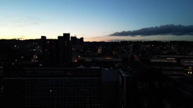 Soğuk Gece sırasında British City 'nin hava görüntüsü. Luton, İngiltere