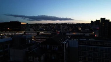 Soğuk Gece sırasında British City 'nin hava görüntüsü. Luton, İngiltere