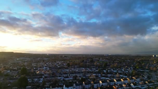 英国卢顿市的英国住宅在寒冷和风的夜晚和日落时的空中拍摄 2023年12月29日 — 图库视频影像