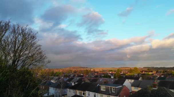 Воздушный След Британских Домов Английском Городе Лутон Время Холода Ветра — стоковое видео