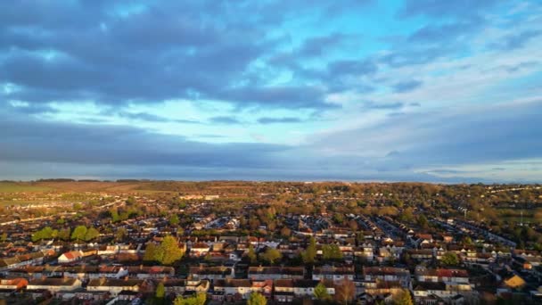 イギリスのルートンシティにあるイギリスの家屋 冷たい夜と夕暮れの間の空中撮影 12月29日 2023年 — ストック動画