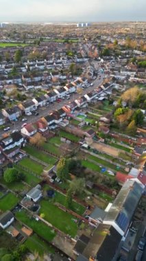 İngiltere 'nin Luton şehrindeki İngiliz Residential Homes' un Soğuk ve Rüzgarlı Akşam ve Günbatımında çekilmiş görüntüleri. 29 Aralık 2023