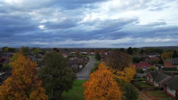 Время След Быстро Движущихся Облаков Над Остроконечной Загородной Местностью Англии — стоковое видео