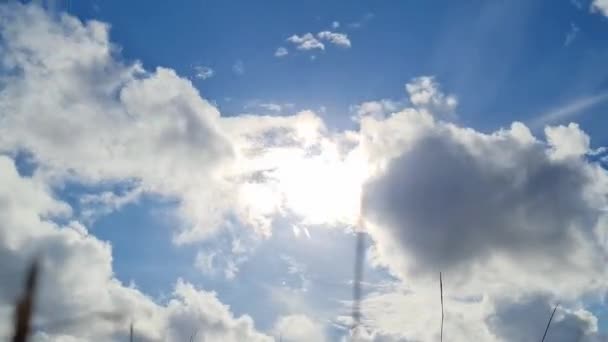 在英格兰农村上空快速移动的云彩的时间间隔图像 — 图库视频影像