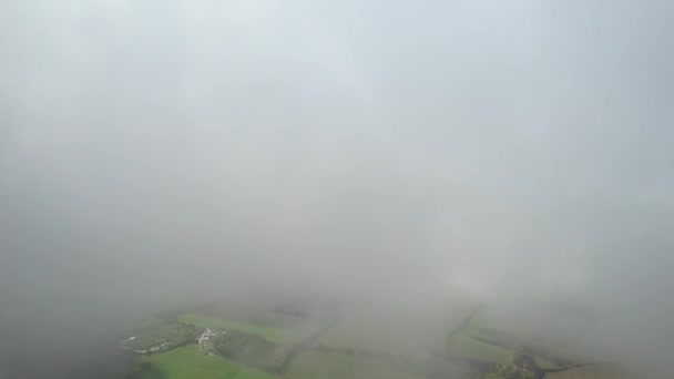 イギリスの田舎のシャーペンホークラッパー上空の高速移動雲のタイムラップ — ストック動画