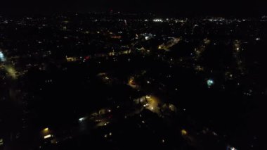 Aydınlanmış Şehir 'in Karanlık Gece' deki Hava Görüntüsü ve İngiltere 'nin Luton şehrinde Yeni Yıl Gecesi' nde Canlı Havai fişekler. 1 Ocak 2024