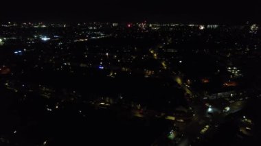 Aydınlanmış Şehir 'in Karanlık Gece' deki Hava Görüntüsü ve İngiltere 'nin Luton şehrinde Yeni Yıl Gecesi' nde Canlı Havai fişekler. 1 Ocak 2024