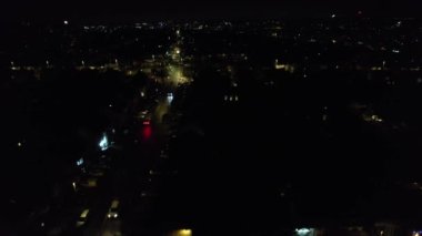 Aydınlanmış Şehir 'in Karanlık Gece' deki Hava Görüntüsü ve İngiltere 'nin Luton şehrinde Yeni Yıl Gecesi' nde Canlı Havai fişekler. 1 Ocak 2024