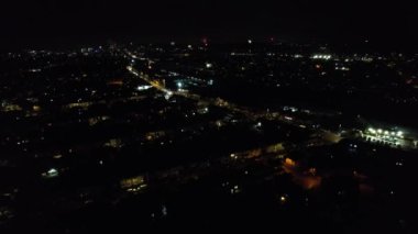 Aydınlanmış Şehir 'in Karanlık Gece' deki Hava Görüntüsü ve İngiltere 'nin Luton şehrinde Yeni Yıl Gecesi' nde Canlı Havai fişekler. 1 Ocak 2024