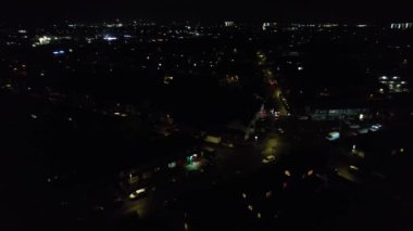 Aydınlanmış Şehir 'in Karanlık Gece' deki Hava Görüntüsü ve İngiltere 'nin Luton şehrinde Yeni Yıl Gecesi' nde Canlı Havai fişekler. 1 Ocak 2024
