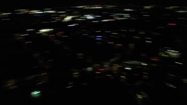 Aydınlanmış Şehir 'in Karanlık Gece' deki Hava Görüntüsü ve İngiltere 'nin Luton şehrinde Yeni Yıl Gecesi' nde Canlı Havai fişekler. 1 Ocak 2024