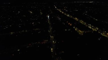 Aydınlanmış Şehir 'in Karanlık Gece' deki Hava Görüntüsü ve İngiltere 'nin Luton şehrinde Yeni Yıl Gecesi' nde Canlı Havai fişekler. 1 Ocak 2024