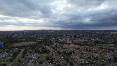 Bulutlu Günbatımında İngiltere 'nin Kuzey Luton şehrinin hava görüntüsü. 4 Ekim 2023
