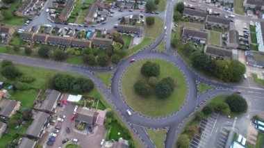 Bulutlu Günbatımında İngiltere 'nin Kuzey Luton şehrinin hava görüntüsü. 4 Ekim 2023